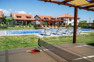 eine Terrasse mit einem Tisch, Stühlen und einem Pool in der Unterkunft Tefenni Villas & Hotel in Tefenni