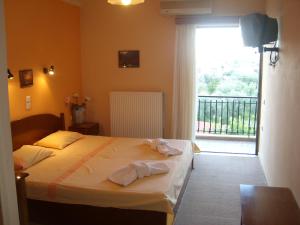 Postel nebo postele na pokoji v ubytování Hotel Themisto + 27 fotografií
