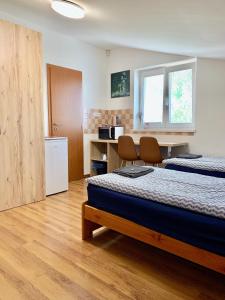 um quarto de hotel com duas camas e uma cozinha em Pohoda Ubytovanie Stupava em Stupava