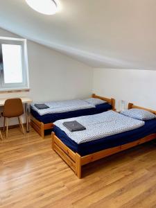 Llit o llits en una habitació de Pohoda Ubytovanie Stupava