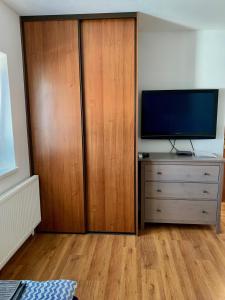 A television and/or entertainment centre at Pohoda Ubytovanie Stupava