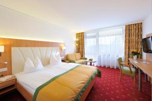 Postel nebo postele na pokoji v ubytování Johannesbad Thermalhotel Ludwig Thoma