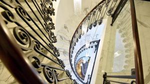 spiralne schody z lustrem w budynku w obiekcie Hotel Ziya w mieście Podgorica