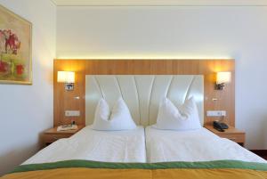 Postel nebo postele na pokoji v ubytování Johannesbad Thermalhotel Ludwig Thoma