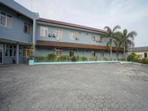 an empty parking lot in front of a building at Super OYO 1844 Bravo Residence in Pangkalpinang
