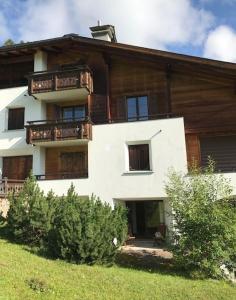 a large building with balconies on the side of it at Chalet Studio - Top Ausstattung - beste Lage Davos in Davos