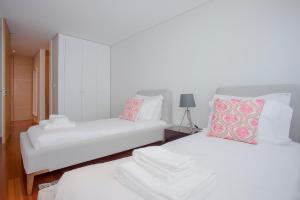 מיטה או מיטות בחדר ב-Liiiving in Porto - Balcony Dragão View