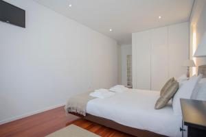 Ένα ή περισσότερα κρεβάτια σε δωμάτιο στο Liiiving in Porto - Balcony Dragão View