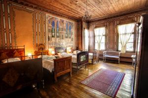 Guest House Old Plovdiv في بلوفديف: غرفة نوم بسريرين ولوحة على الحائط