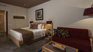 Een bed of bedden in een kamer bij Kejora Suites