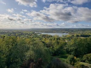 une vue aérienne sur une rivière et des arbres dans l'établissement COSYLOC studios, à Cergy