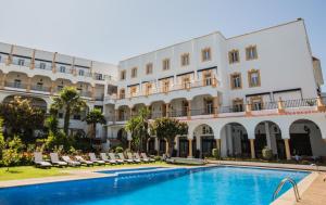 The swimming pool at or close to El Minzah Hotel