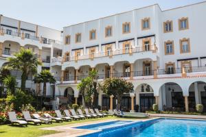 The swimming pool at or close to El Minzah Hotel