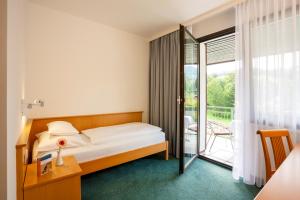 Postel nebo postele na pokoji v ubytování Parkhotel Hirschwang