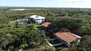 - une vue aérienne sur une maison dans la forêt dans l'établissement Selectum Hacienda Punta Cana, à Punta Cana