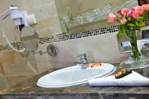 A bathroom at El Minzah Hotel