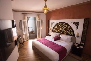 A bed or beds in a room at El Minzah Hotel