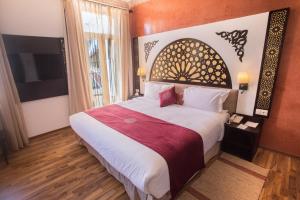 A bed or beds in a room at El Minzah Hotel
