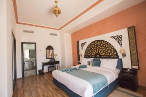 A bed or beds in a room at El Minzah Hotel