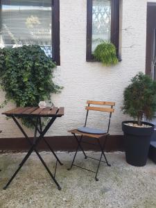 einem Picknicktisch und einem Stuhl vor einem Gebäude in der Unterkunft Chic apartment in Zagreb