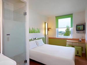 
A bed or beds in a room at ibis budget Krakow Stare Miasto
