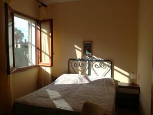 a bedroom with a bed and a window at Calabrian Home in Casa Roccani