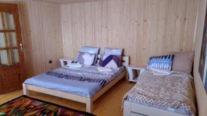 Habitación con 2 camas y sofá. en Molfar House, en Kosiv