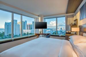 マイアミビーチにあるハイアット セントリック サウス ビーチ マイアミのベッドと大きな窓が備わるホテルルームです。