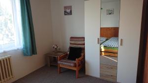 ブロウモフにあるPrivát 347の小さなお部屋で、椅子とベッドが備わります。