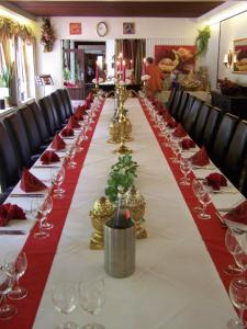 a long table with wine glasses and red napkins at Kämpgens – Hof in Mülheim an der Ruhr