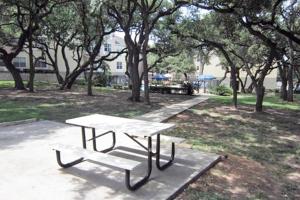 una mesa de picnic y un banco en un parque en Extended Stay America Suites - Austin - North Central, en Austin