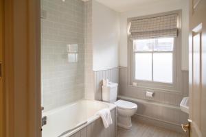 Ein Badezimmer in der Unterkunft Crown Hotel