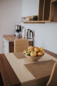 un plato de fruta en una mesa de la cocina en Gavri's Classic Apartment, en Sibiu