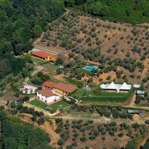 an aerial view of a house with a pool at Agriturismo Il Pillone in Montecatini Terme