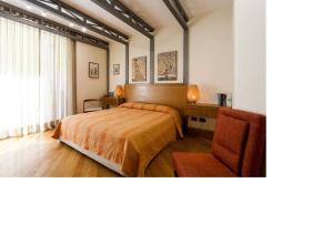 ソレントにあるCasa Rossellaのベッドルーム1室(ベッド1台、椅子、窓付)