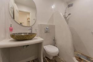 A bathroom at Naxos Enjoy Apartments