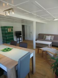 uma sala de estar com uma mesa e um sofá em Zwinglis Ferienwohnung Klärli em Nesslau