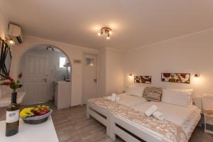 A bed or beds in a room at Naxos Enjoy Apartments