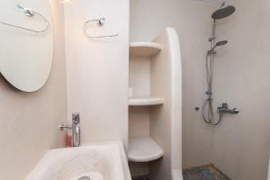 A bathroom at Naxos Enjoy Apartments