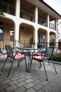 a table with four chairs and a table and a building at Casa Boca in Cluj-Napoca