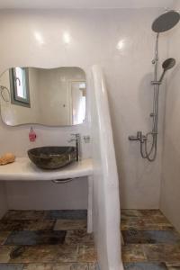 A bathroom at Naxos Enjoy Apartments