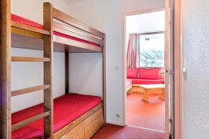 アヴォリアーズにあるResidence Les Fontaines Blanches - maeva Homeのベッドルーム1室(二段ベッド2組付)、リビングルームが備わります。