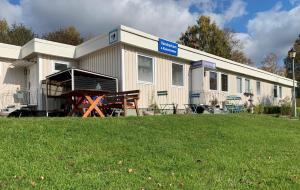 a building with a picnic table in front of it at Hällefors Vandrarhem-Hostel & Kanotcenter in Hällefors