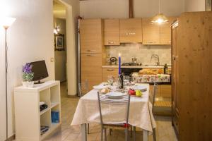 Kuchyňa alebo kuchynka v ubytovaní Charming Fiesolana Apartment in heart of Florence