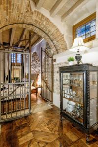 una cucina con arco e mobile con stoviglie di Dimora Scaligera Luxury Apartment a Verona