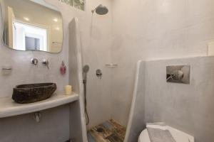 A bathroom at Naxos Enjoy Apartments
