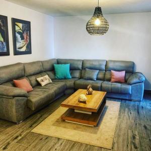 a living room with a couch and a coffee table at Alojamientos 4nudos in San José