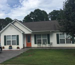 ein weißes Haus mit einer roten Tür in der Unterkunft la casa de Carmen in Charlotte