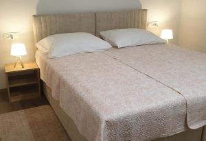 Postel nebo postele na pokoji v ubytování Laganini, studio apartman 3 FLOWER
