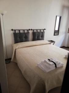 een slaapkamer met een groot bed en een badjas. bij A du passi Affittacamere in Città di Castello